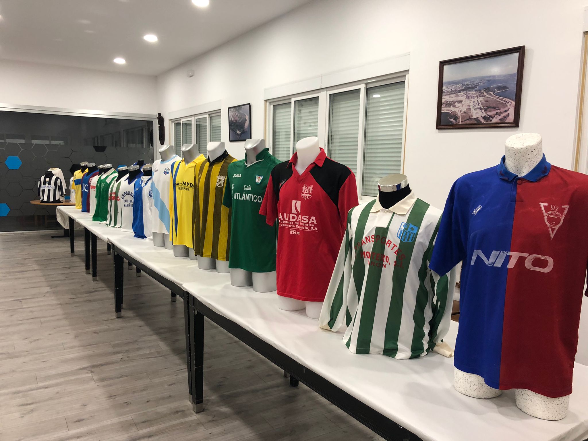 Conciso Igualmente Redundante El coleccionista Fran Serantes inaugura una muestra de camisetas de fútbol  modesto en Caranza – Galicia Ártabra Digital